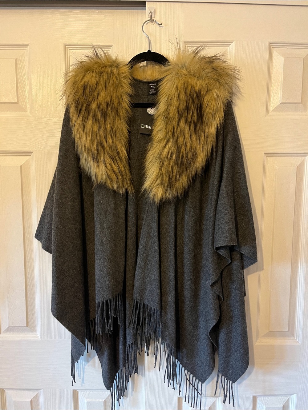 NWT Dillard's Women’s Charcoal Gray Poncho with Faux Fur Collar Size OS